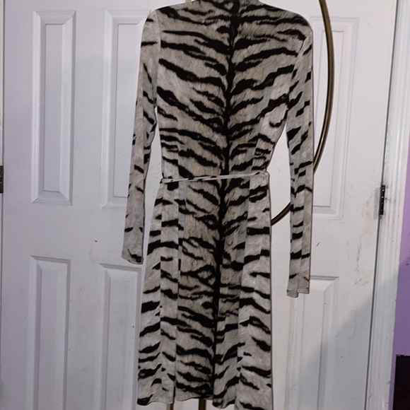 Michael Kors Samburu Tiger Print Wrap Dress - Size M - Picture 4 of 14